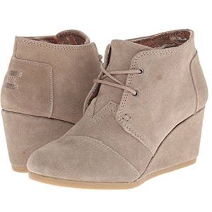 TOM’s desert suede wedge